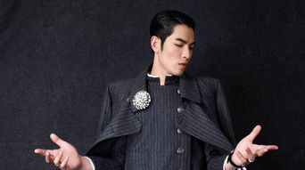 嚴浩翔家境如何，父親在加拿大有公司家產估計多達幾十億