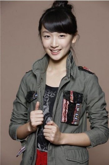 周冬雨是怎么紅的，因?yàn)橹餮蓦娪啊渡介珮渲畱佟返玫酱蠹业年P(guān)注