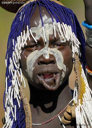 唇盤族為什么要這樣,這樣做是認為女人的唇盤越大就越美