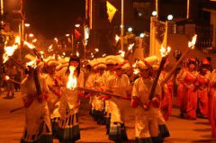 彝族的傳統(tǒng)節(jié)日是，每年的農(nóng)歷六月二十四日的火把節(jié)