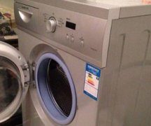 滾筒洗衣機筒自潔怎么使用方法，選擇主洗程序，加水運轉(zhuǎn)5分鐘左右。