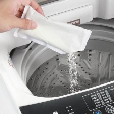 滾筒洗衣機怎么清洗,使用毛刷刷干凈