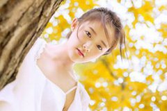 獅子女的標準長相，眼睛充滿著性感頭發濃密