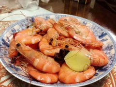 白水煮蝦煮幾分鐘，如果蝦的個頭比較大需要5分鐘左右