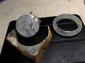 翡翠的形成過程，是在中─低溫條件下在極高壓力下變質成因的