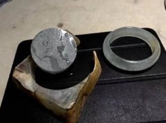 翡翠的形成過程,是在中─低溫條件下在極高壓力下變質成因的