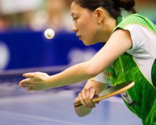 乒乓球怎么發球,球拍撞擊球的中線偏上一點的位置