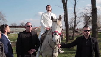 為什么叫錦馬超,一襲白衣,一副白盔甲,還有一匹白馬