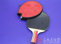 乒乓球直拍和橫拍的區別，拍柄形狀不同、握法不同