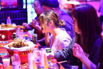 孫藝洲開的燒烤店,現身“灶門坎鹵味燒烤”開幕儀式