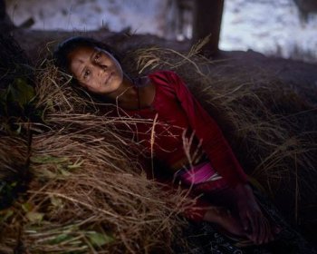 尼泊爾的惡心民俗,女性每個月的月經期間會被趕出家門