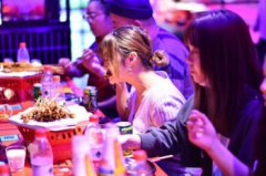 孫藝洲開的燒烤店，現(xiàn)身“灶門坎鹵味燒烤”開幕儀式