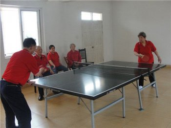 打乒乓球的技巧初學(xué)者，學(xué)會握拍乒乓球分為直拍握法