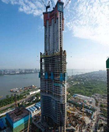 武漢最高的樓，是武漢綠地中心位于濱江商務區(qū)