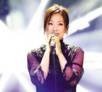 歌手里林憶蓮唱的歌，第一首演唱曲目是《不必在乎我是誰》