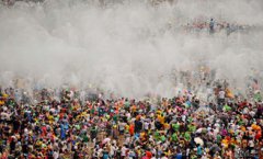 潑水節(jié)的風俗,人們清早起來便沐浴禮佛