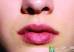 厚嘴唇怎么變薄小竅門，常常抿嘴、留意維護嘴唇