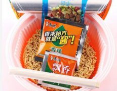 康師傅干拌面怎么吃，加上500毫升水蓋上蓋子密封泡3分鐘