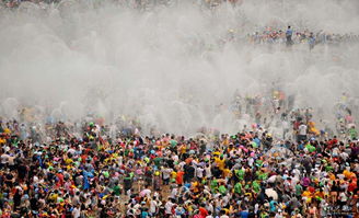 潑水節的風俗，人們清早起來便沐浴禮佛