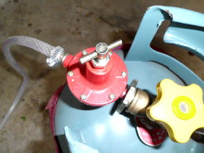 煤氣罐閥門怎么擰,把氣罐上的逆時針擰開