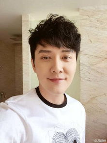 馮紹峰的父親是，馮月平是一個紡織行業的巨頭