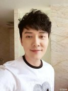 馮紹峰的父親是，馮月平是一個紡織行業的巨頭