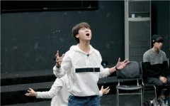 邵明明是人妖嗎,是男生只是舉動女性化而已