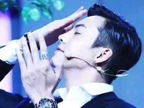 陳偉霆手指上的紋身， 腳踝處也有W字母還配上了羽毛