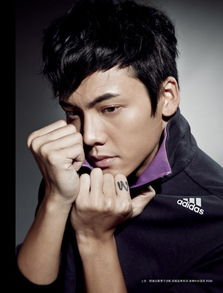 陳偉霆手指上的紋身， 腳踝處也有W字母還配上了羽毛