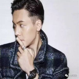 陳偉霆手指上的紋身， 腳踝處也有W字母還配上了羽毛