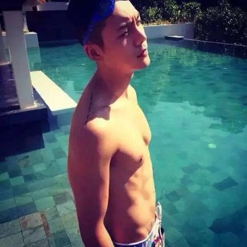 陳偉霆手指上的紋身， 腳踝處也有W字母還配上了羽毛