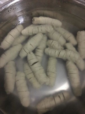 面筋是豆制品嗎，將洗好的面筋投入沸水鍋內煮80分鐘至熟