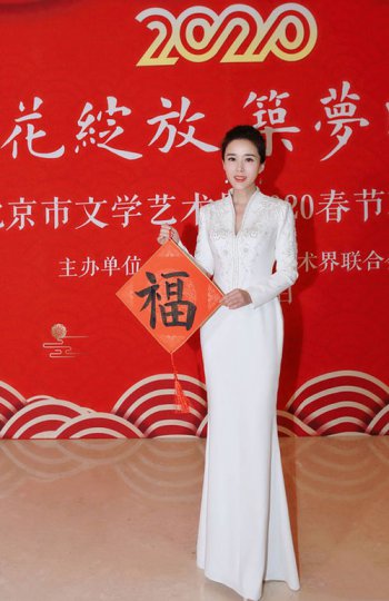 顏丹晨漂亮嗎，非常漂亮穿深V禮服亮相凹凸感十足