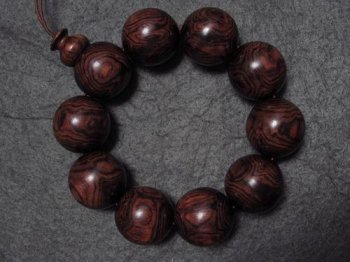 黃花梨手串怎么盤玩和保養,用搓澡巾等比較粗糙的布來搓養