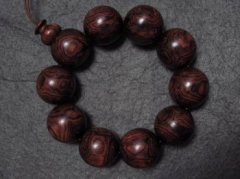 黃花梨手串怎么盤玩和保養(yǎng),用搓澡巾等比較粗糙的布來搓養(yǎng)