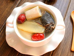 家常燉烏雞湯的做法,要把做烏雞湯的食物都準備好