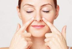 厚嘴唇變薄的方法，用勁吮吸嘴巴再配合推拿可變薄