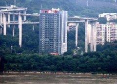 立交橋怎么左右轉(zhuǎn)彎，距離出口100到50米降低車速