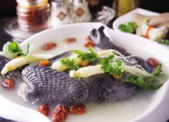 人參烏雞湯的做法，把雞洗干凈在沸水當中焯一下