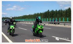 摩托車上高速需要什么條件,駕照行駛證和頭盔是必須要帶的