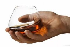 白蘭地與威士忌的區別，白蘭地以葡萄為原料而威士忌以谷物