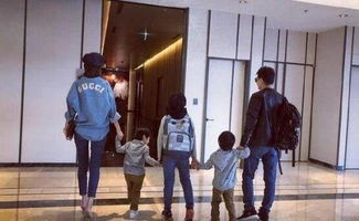 林志穎一家五口的近照,抱著自己的kimi和二兒子