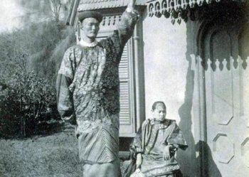 詹世釵的兒子，是和英國女人生的叫純澤的孩子