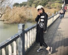 薛佳凝的微博，發出一張以前的很老的照片