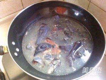 清燉烏雞湯的做法，生姜切成片大棗立即削皮