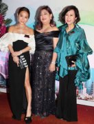 洗米華的兒子，周柏豪（非歌手周柏豪）曬出一張全家福