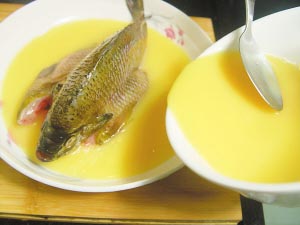 太陽魚的做法,灑入三分之一湯勺鹽抹遍太陽魚的全身