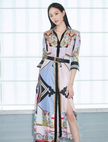 張鈞甯的腳,不僅戴6個智能腳環還幾乎與地面垂直