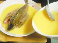 太陽魚的做法，灑入三分之一湯勺鹽抹遍太陽魚的全身