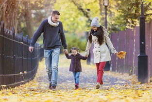 晚上吃撐了難受怎么辦，可以花個半個小時去散步健胃消食